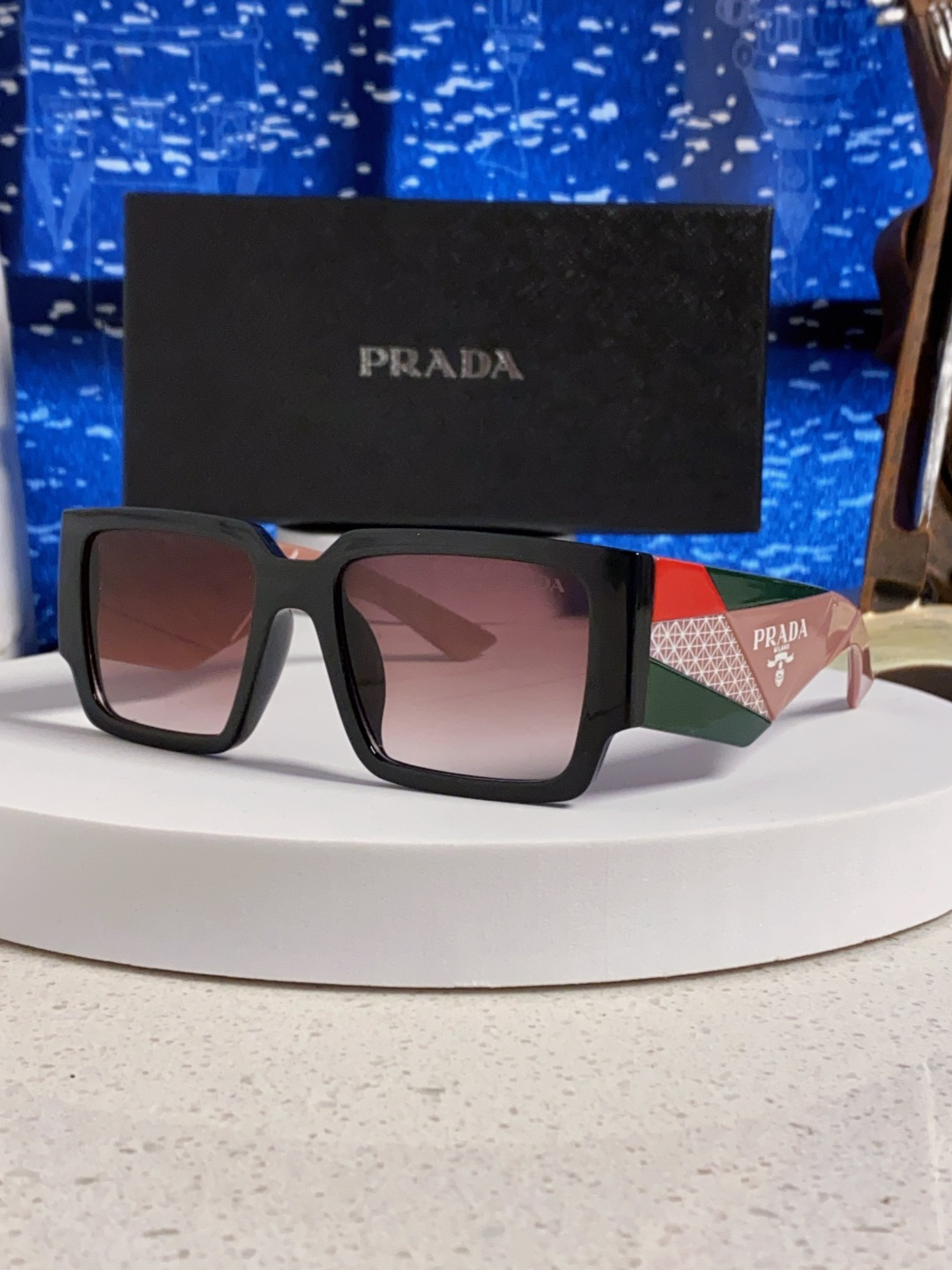 Prada普拉达 2025新款男普欧美运动太阳镜女防紫外线流行眼镜优雅通用时尚外贸墨镜 男女通用