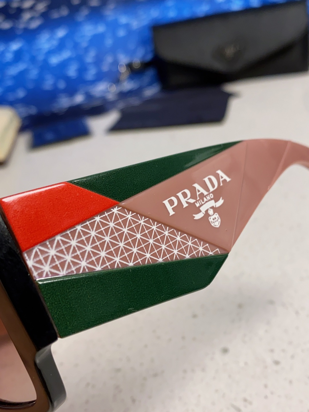 Prada普拉达 2025新款男普欧美运动太阳镜女防紫外线流行眼镜优雅通用时尚外贸墨镜 男女通用