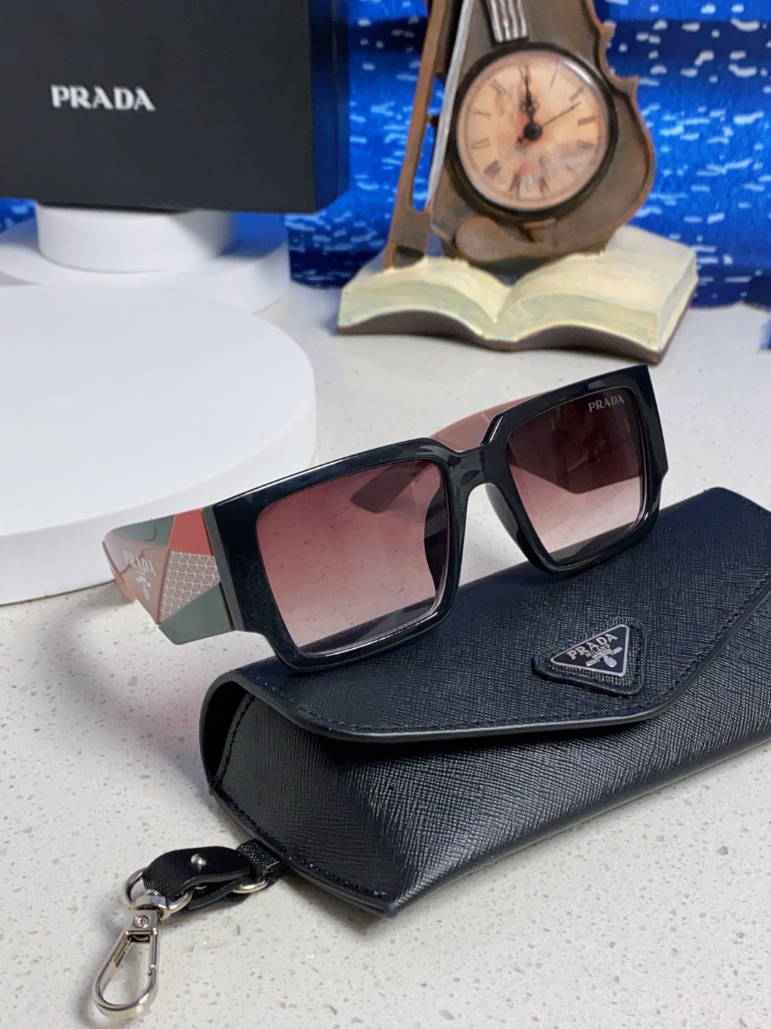 Prada普拉达 2025新款男普欧美运动太阳镜女防紫外线流行眼镜优雅通用时尚外贸墨镜 男女通用