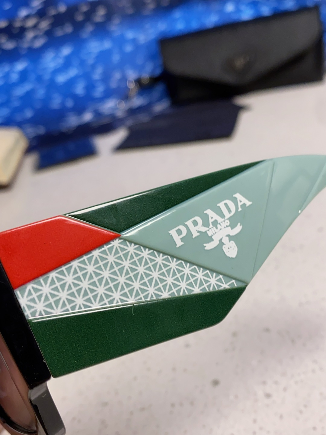 Prada普拉达 2025新款男普欧美运动太阳镜女防紫外线流行眼镜优雅通用时尚外贸墨镜 男女通用