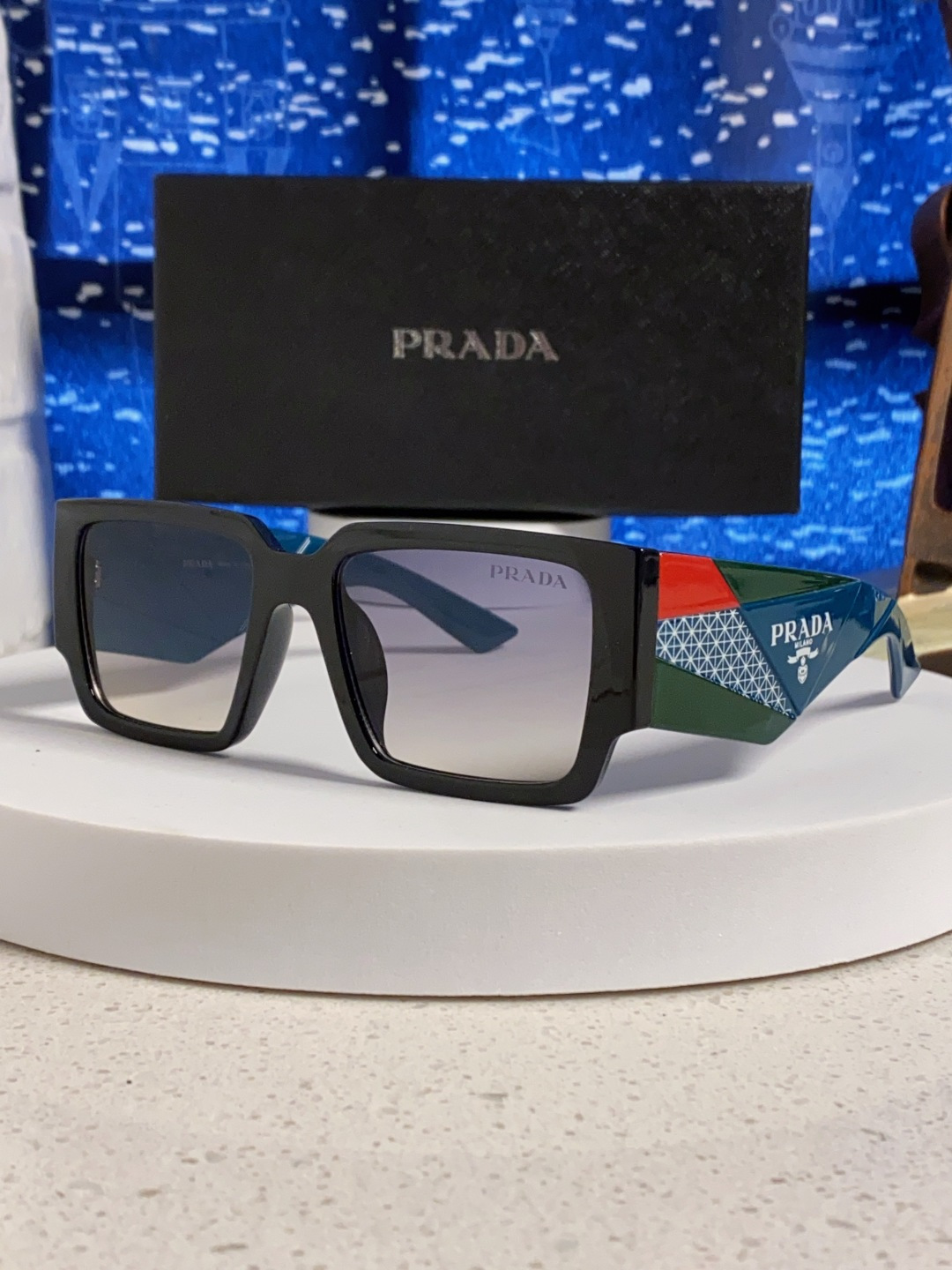 Prada普拉达 2025新款男普欧美运动太阳镜女防紫外线流行眼镜优雅通用时尚外贸墨镜 男女通用