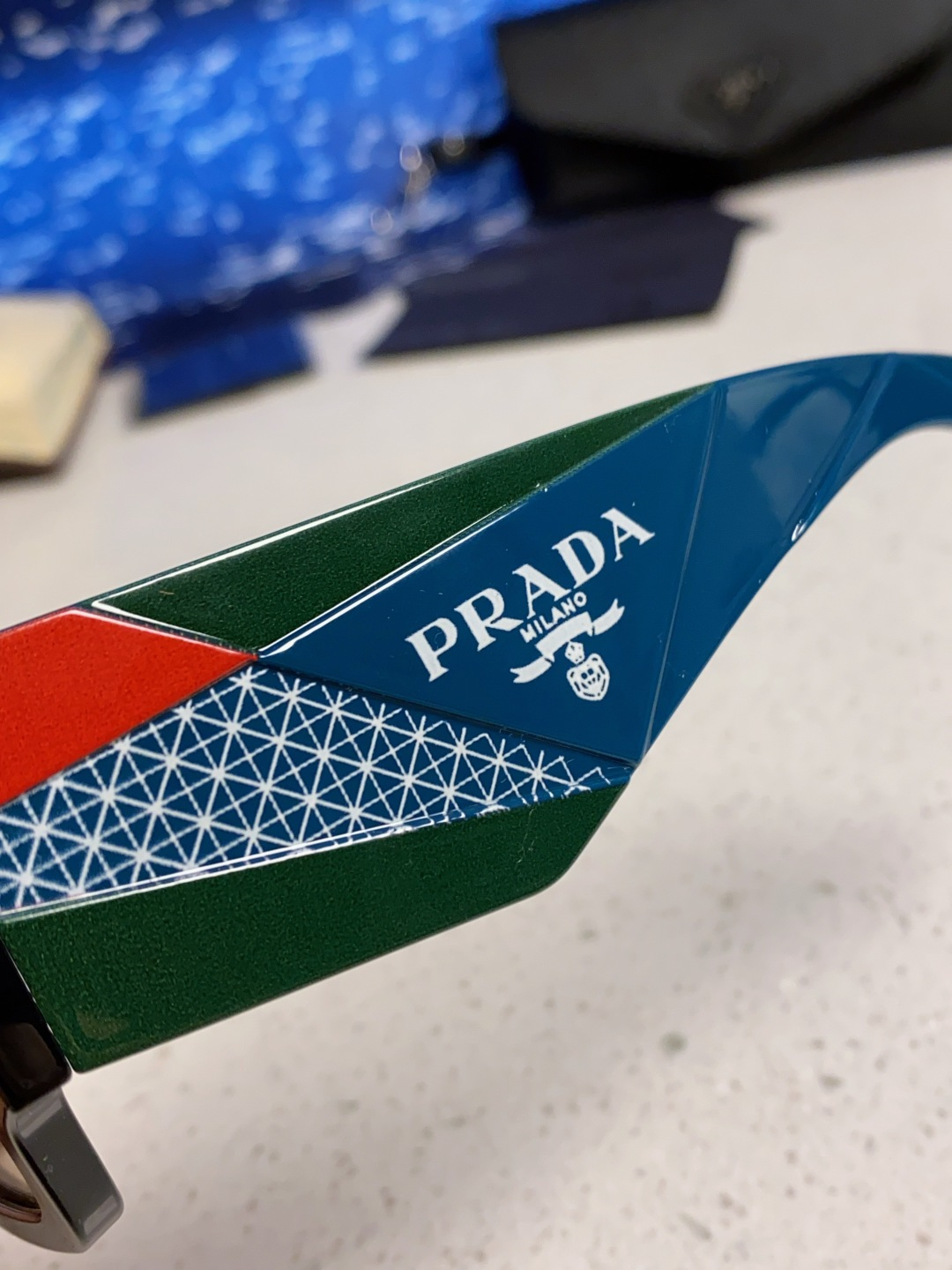 Prada普拉达 2025新款男普欧美运动太阳镜女防紫外线流行眼镜优雅通用时尚外贸墨镜 男女通用