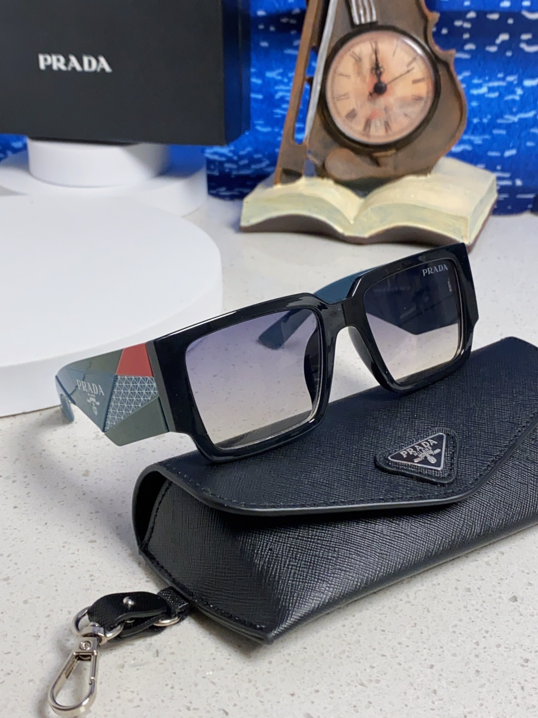 Prada普拉达 2025新款男普欧美运动太阳镜女防紫外线流行眼镜优雅通用时尚外贸墨镜 男女通用