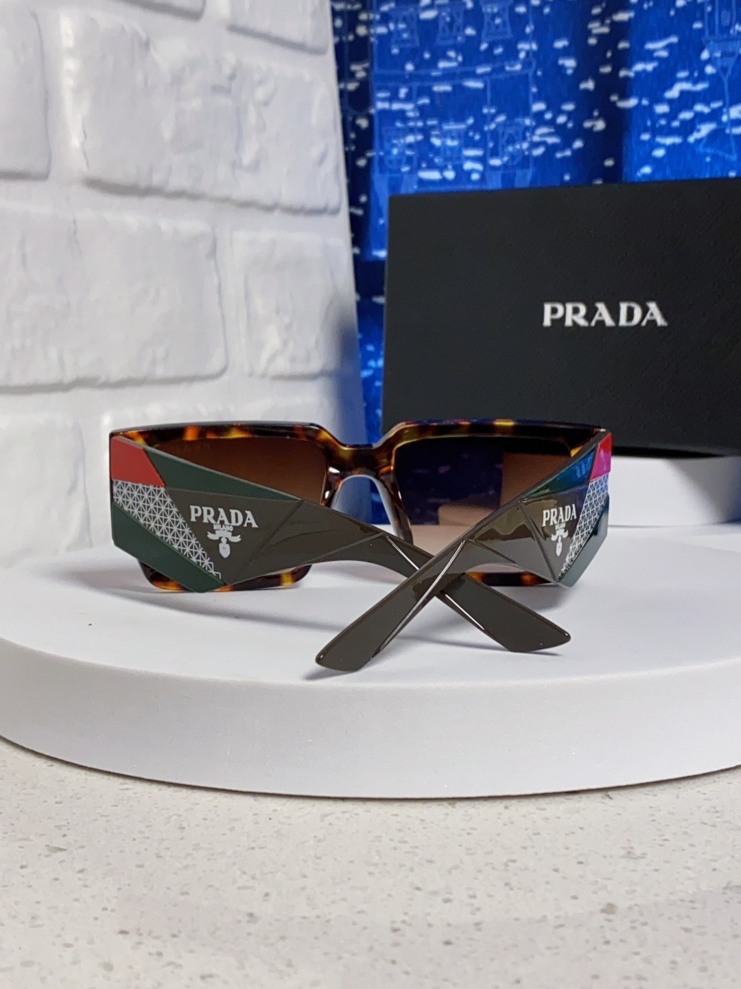 Prada普拉达 2025新款男普欧美运动太阳镜女防紫外线流行眼镜优雅通用时尚外贸墨镜 男女通用