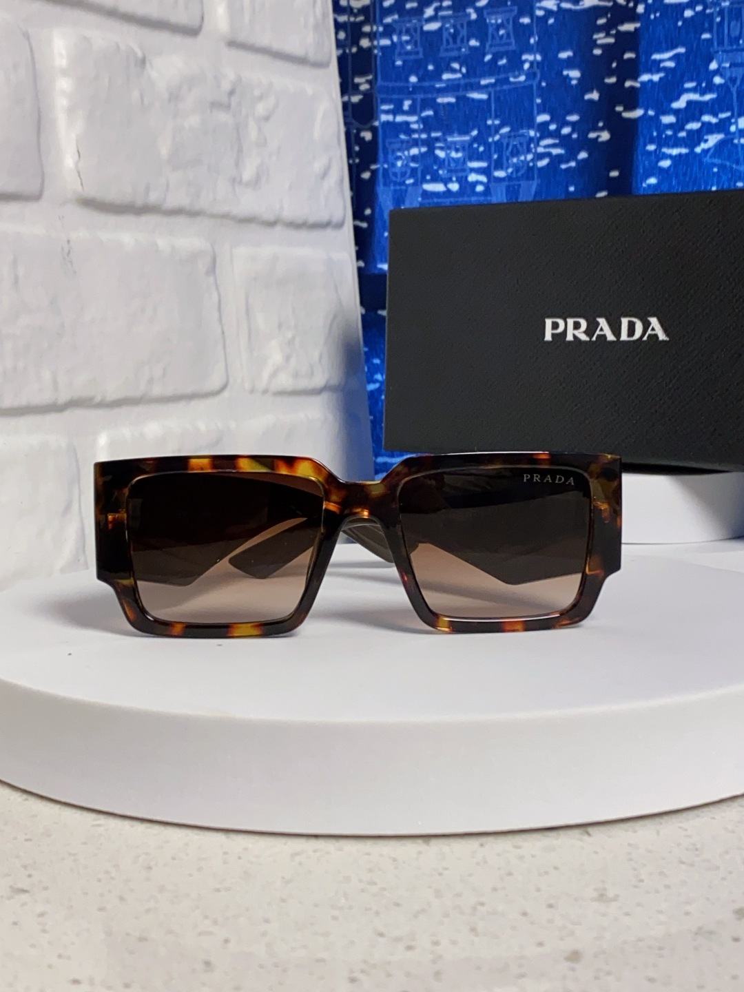 Prada普拉达 2025新款男普欧美运动太阳镜女防紫外线流行眼镜优雅通用时尚外贸墨镜 男女通用