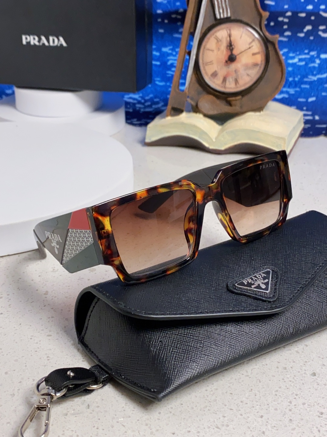 Prada普拉达 2025新款男普欧美运动太阳镜女防紫外线流行眼镜优雅通用时尚外贸墨镜 男女通用