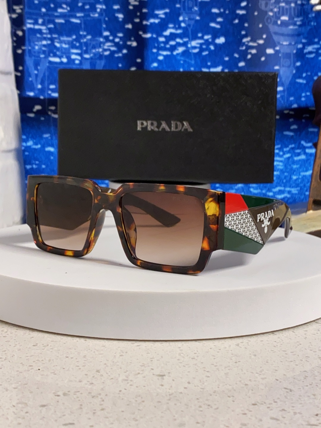 Prada普拉达 2025新款男普欧美运动太阳镜女防紫外线流行眼镜优雅通用时尚外贸墨镜 男女通用