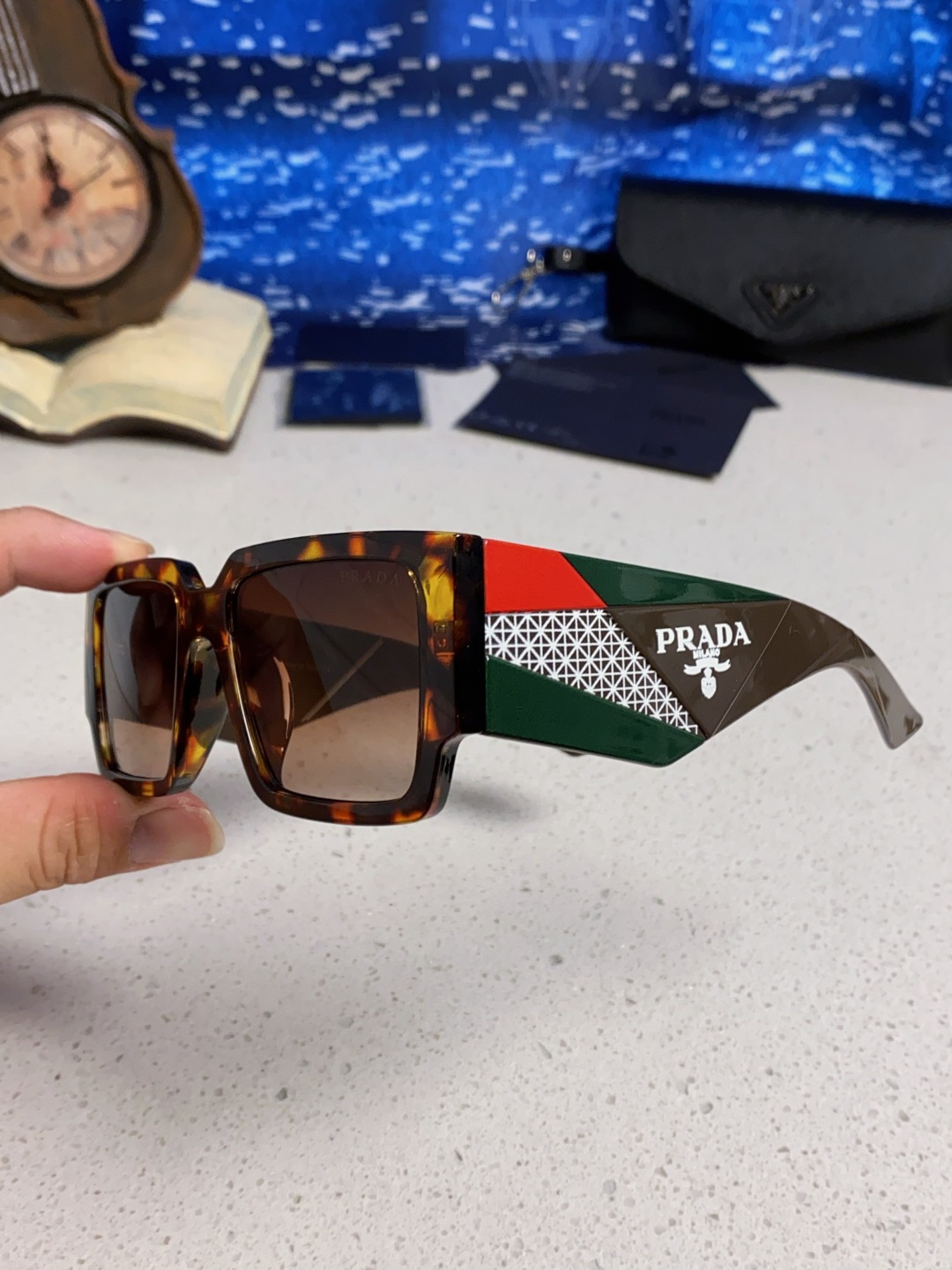 Prada普拉达 2025新款男普欧美运动太阳镜女防紫外线流行眼镜优雅通用时尚外贸墨镜 男女通用