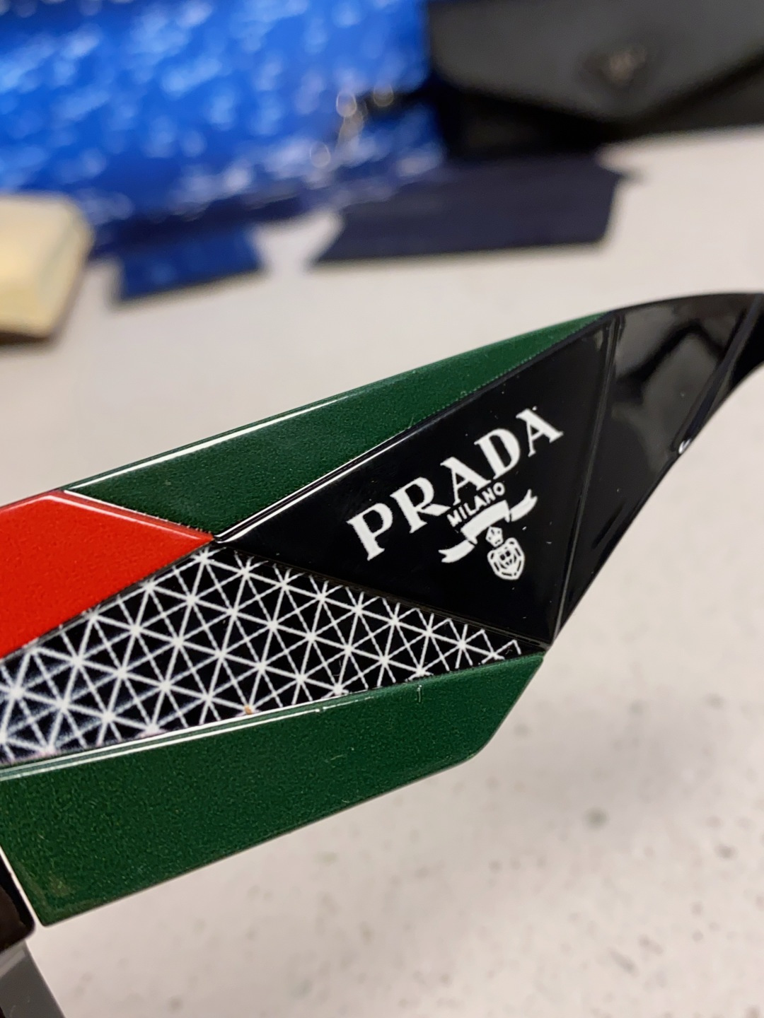Prada普拉达 2025新款男普欧美运动太阳镜女防紫外线流行眼镜优雅通用时尚外贸墨镜 男女通用