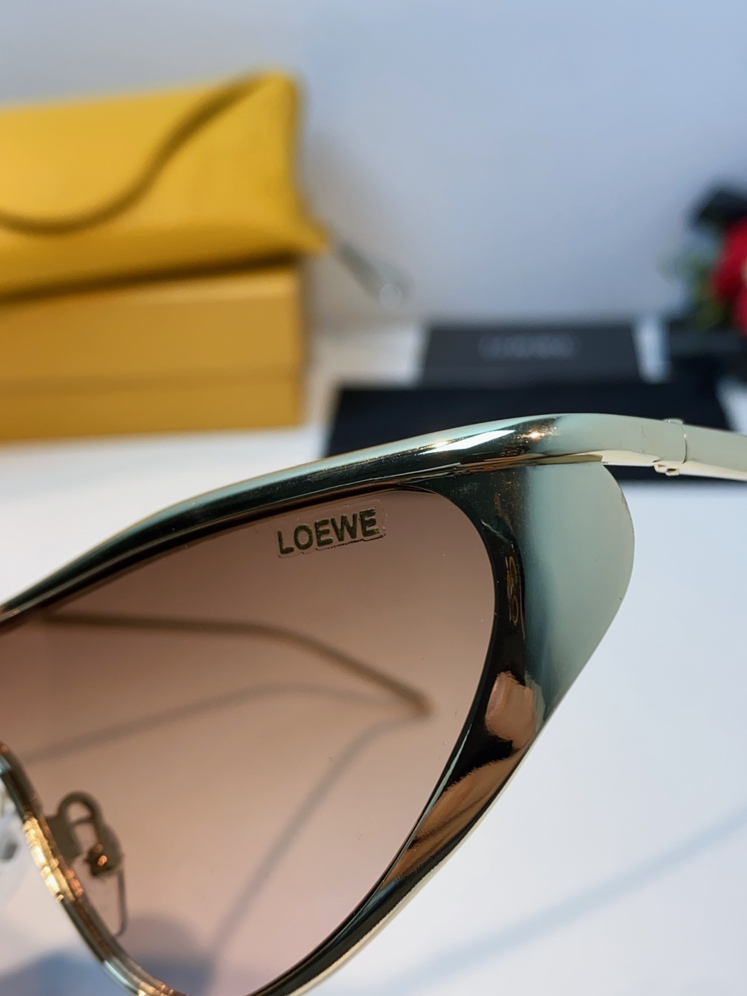 Loewe罗意威 杨幂同款复古猫眼墨镜欧美风时尚防紫外线太阳镜潮酷飒女士墨镜 LW40165U