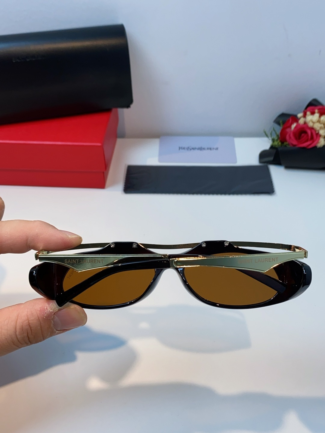 Saint Laurent 圣罗兰 2025新款YSL时尚前卫走秀高级感度假椭圆形个性女士太阳眼镜户外防