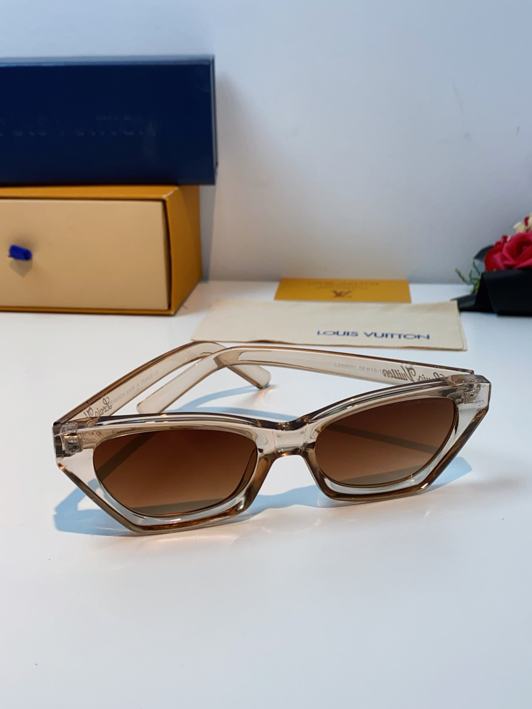 LouisVuitton路易威登 2025新款Lv太阳镜女猫眼前卫时尚修饰脸型女士防紫外线墨镜