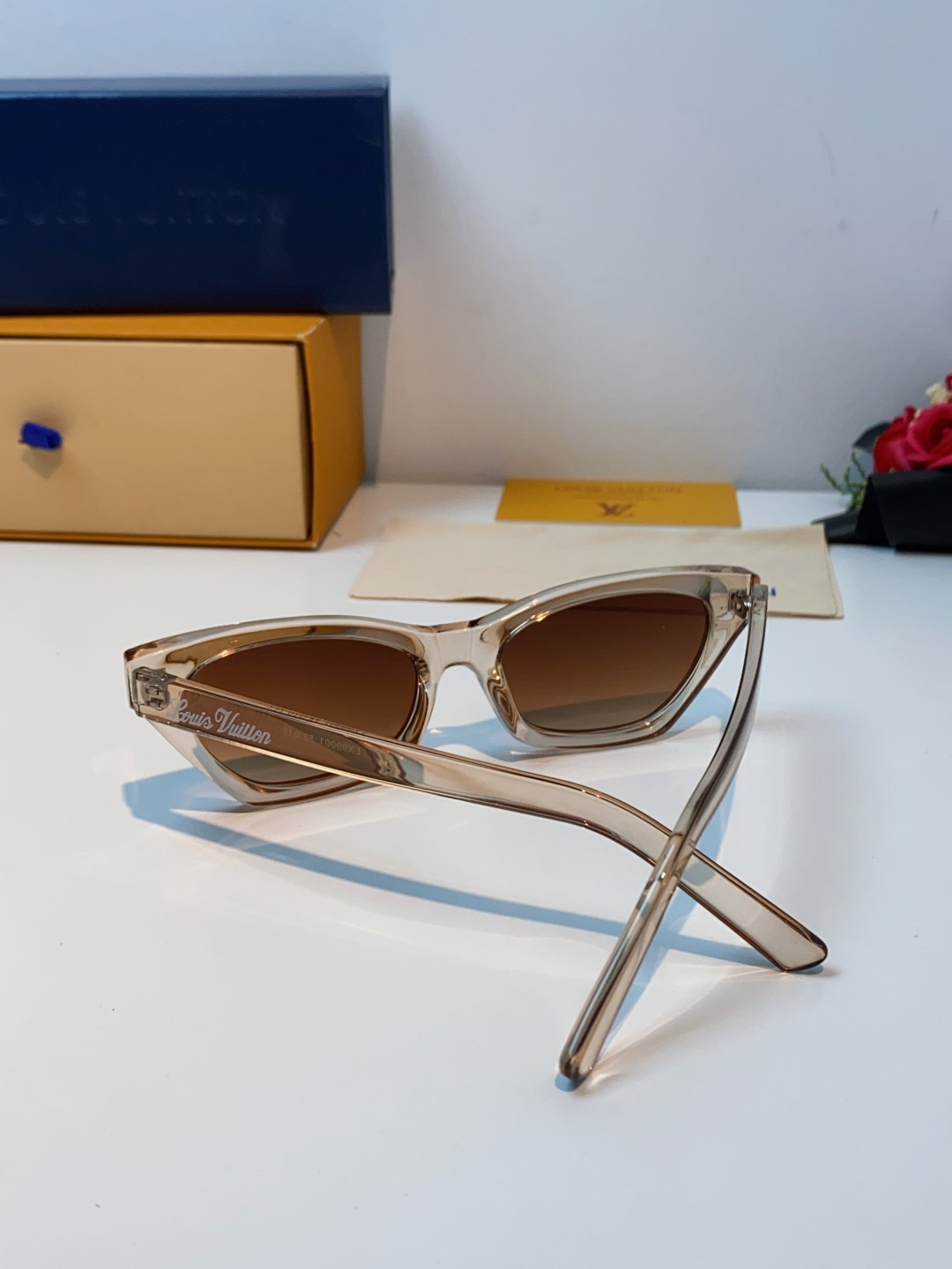 LouisVuitton路易威登 2025新款Lv太阳镜女猫眼前卫时尚修饰脸型女士防紫外线墨镜