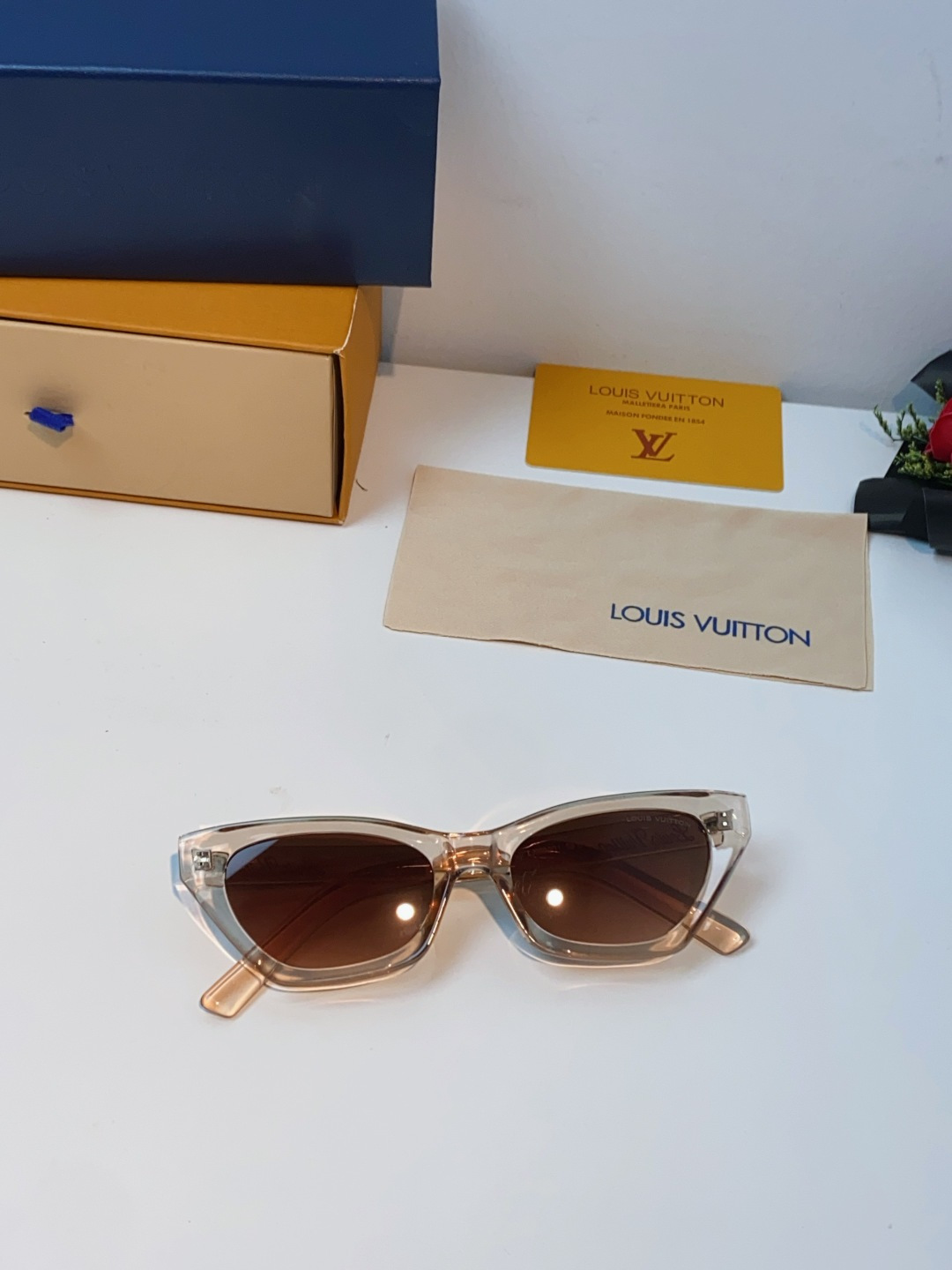 LouisVuitton路易威登 2025新款Lv太阳镜女猫眼前卫时尚修饰脸型女士防紫外线墨镜