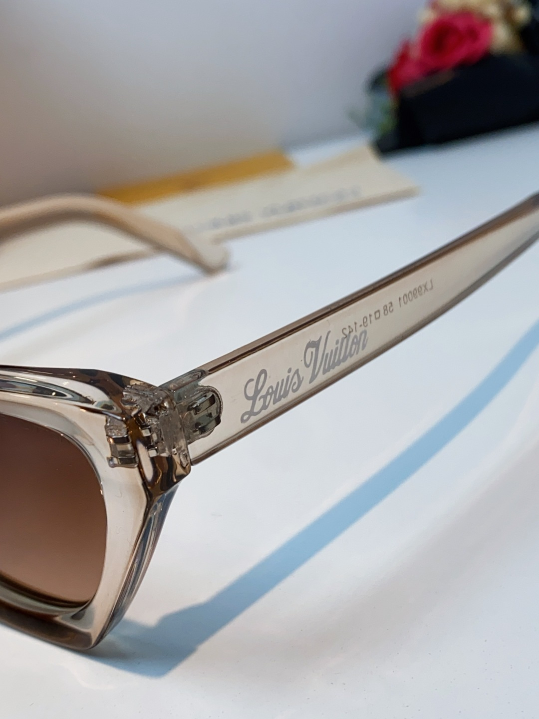 LouisVuitton路易威登 2025新款Lv太阳镜女猫眼前卫时尚修饰脸型女士防紫外线墨镜