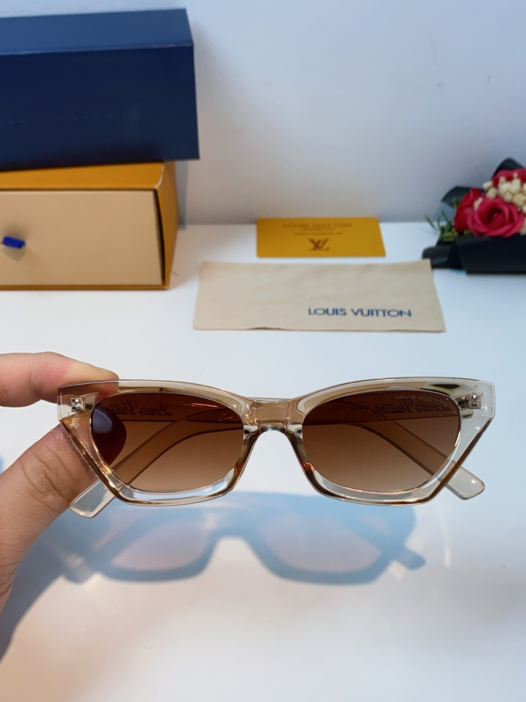 LouisVuitton路易威登 2025新款Lv太阳镜女猫眼前卫时尚修饰脸型女士防紫外线墨镜