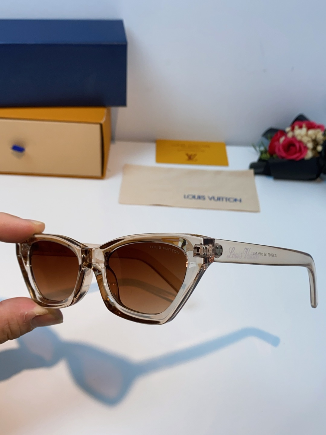 LouisVuitton路易威登 2025新款Lv太阳镜女猫眼前卫时尚修饰脸型女士防紫外线墨镜