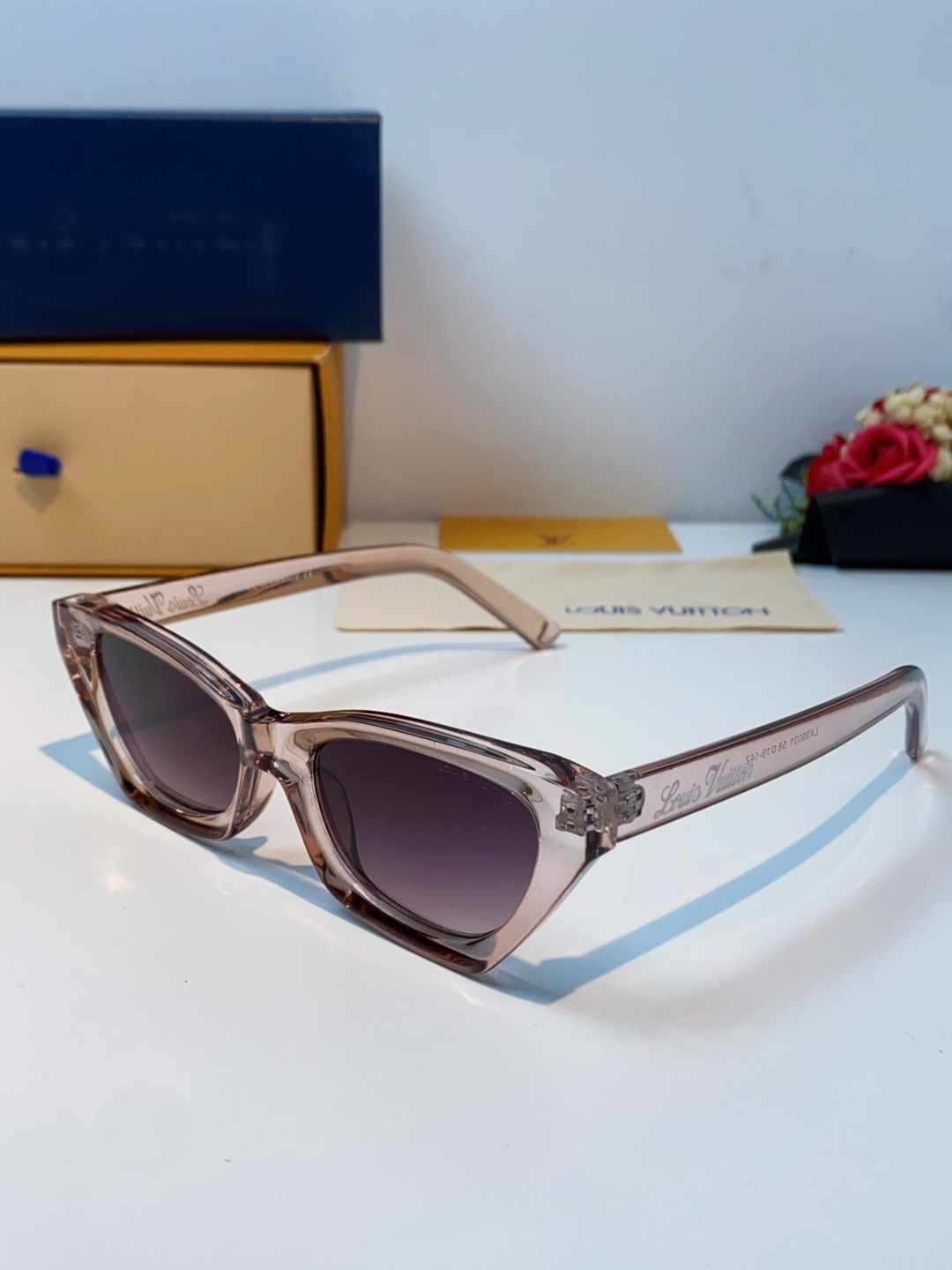 LouisVuitton路易威登 2025新款Lv太阳镜女猫眼前卫时尚修饰脸型女士防紫外线墨镜