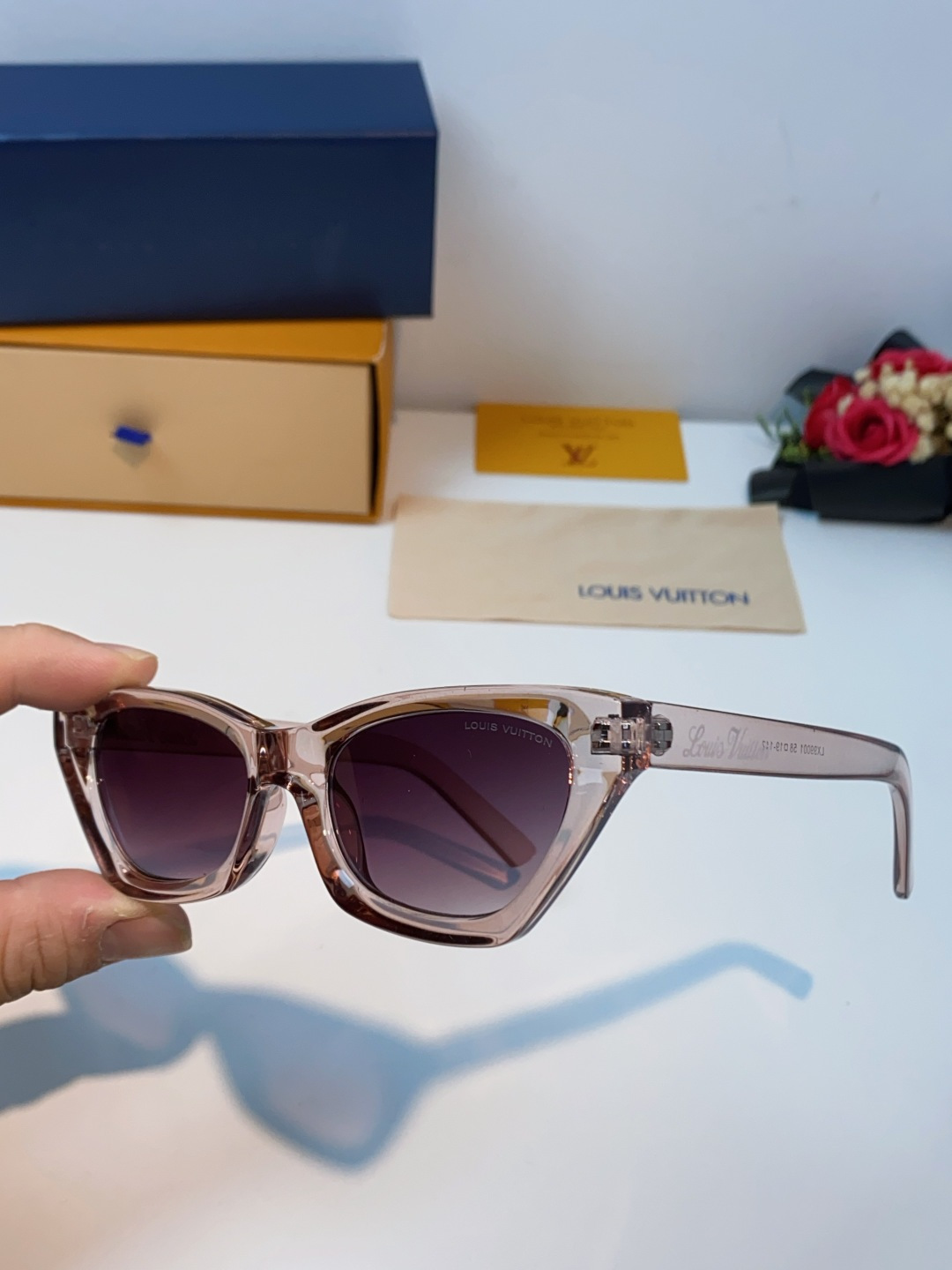 LouisVuitton路易威登 2025新款Lv太阳镜女猫眼前卫时尚修饰脸型女士防紫外线墨镜