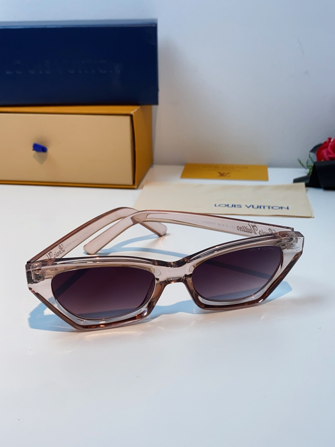 LouisVuitton路易威登 2025新款Lv太阳镜女猫眼前卫时尚修饰脸型女士防紫外线墨镜