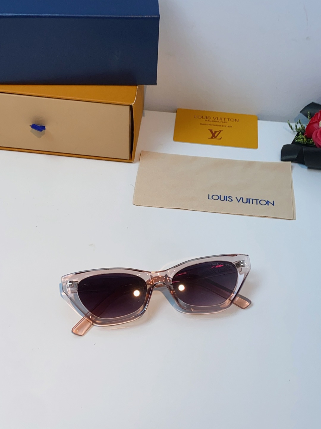 LouisVuitton路易威登 2025新款Lv太阳镜女猫眼前卫时尚修饰脸型女士防紫外线墨镜