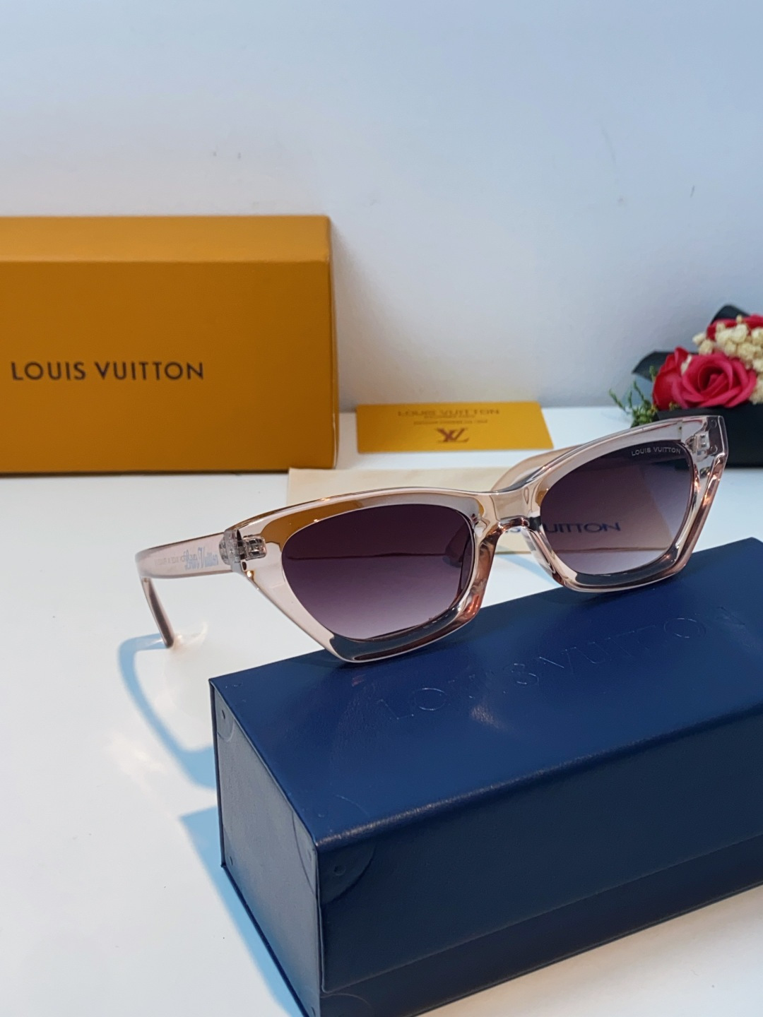 LouisVuitton路易威登 2025新款Lv太阳镜女猫眼前卫时尚修饰脸型女士防紫外线墨镜