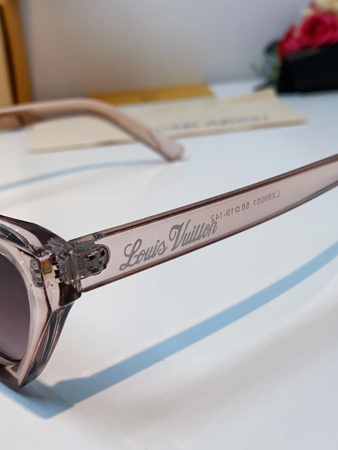 LouisVuitton路易威登 2025新款Lv太阳镜女猫眼前卫时尚修饰脸型女士防紫外线墨镜