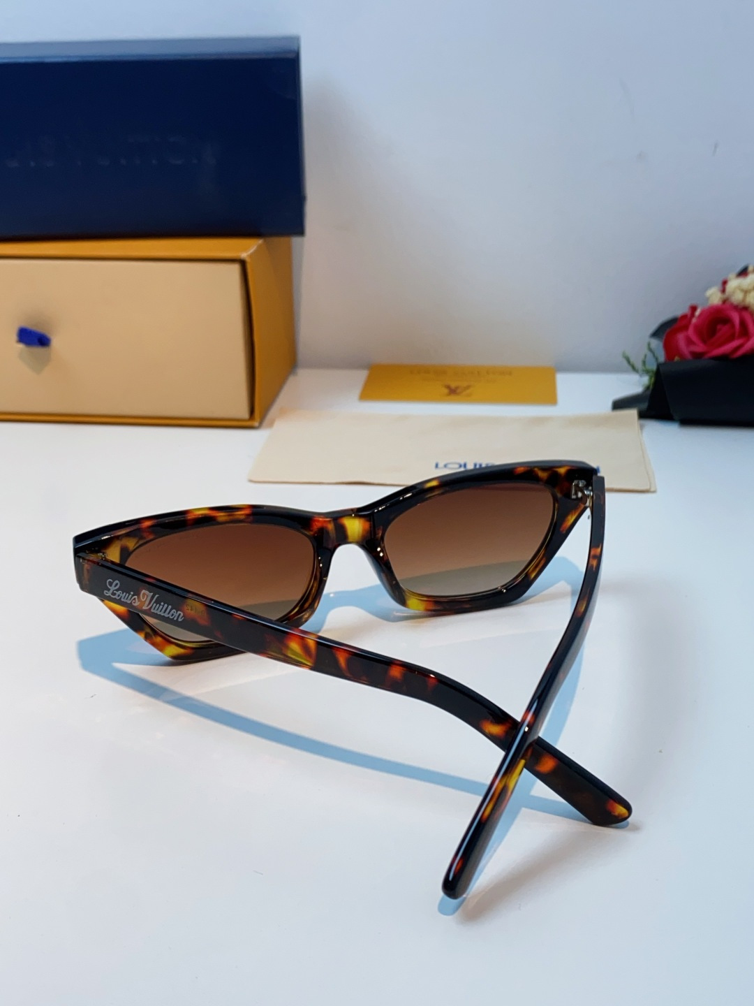 LouisVuitton路易威登 2025新款Lv太阳镜女猫眼前卫时尚修饰脸型女士防紫外线墨镜