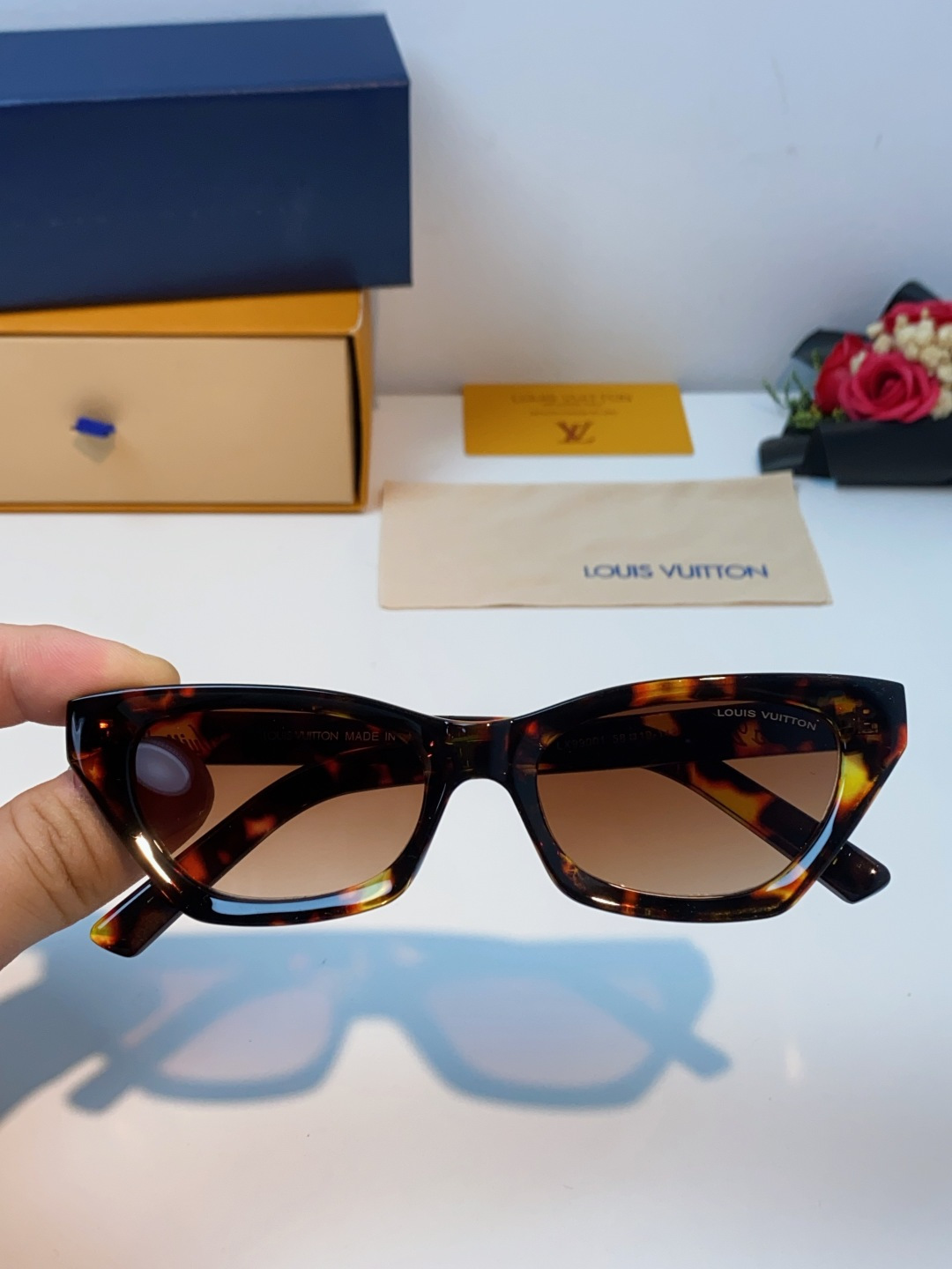 LouisVuitton路易威登 2025新款Lv太阳镜女猫眼前卫时尚修饰脸型女士防紫外线墨镜