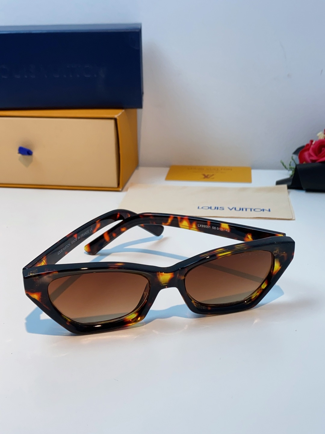 LouisVuitton路易威登 2025新款Lv太阳镜女猫眼前卫时尚修饰脸型女士防紫外线墨镜