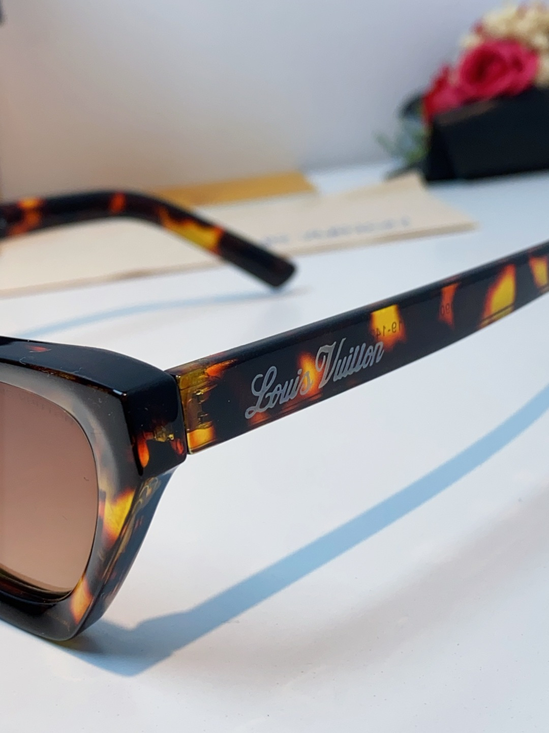 LouisVuitton路易威登 2025新款Lv太阳镜女猫眼前卫时尚修饰脸型女士防紫外线墨镜