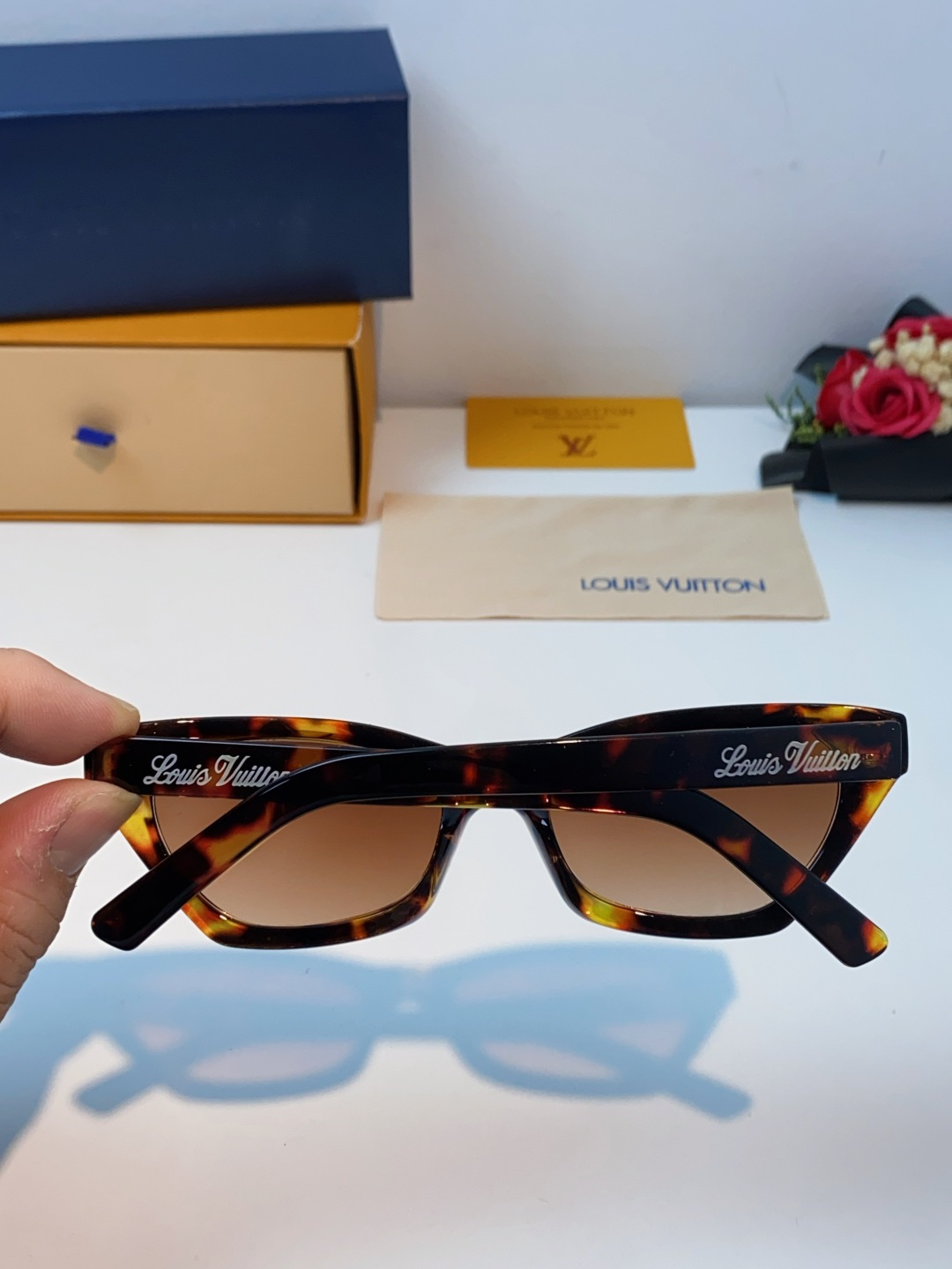 LouisVuitton路易威登 2025新款Lv太阳镜女猫眼前卫时尚修饰脸型女士防紫外线墨镜