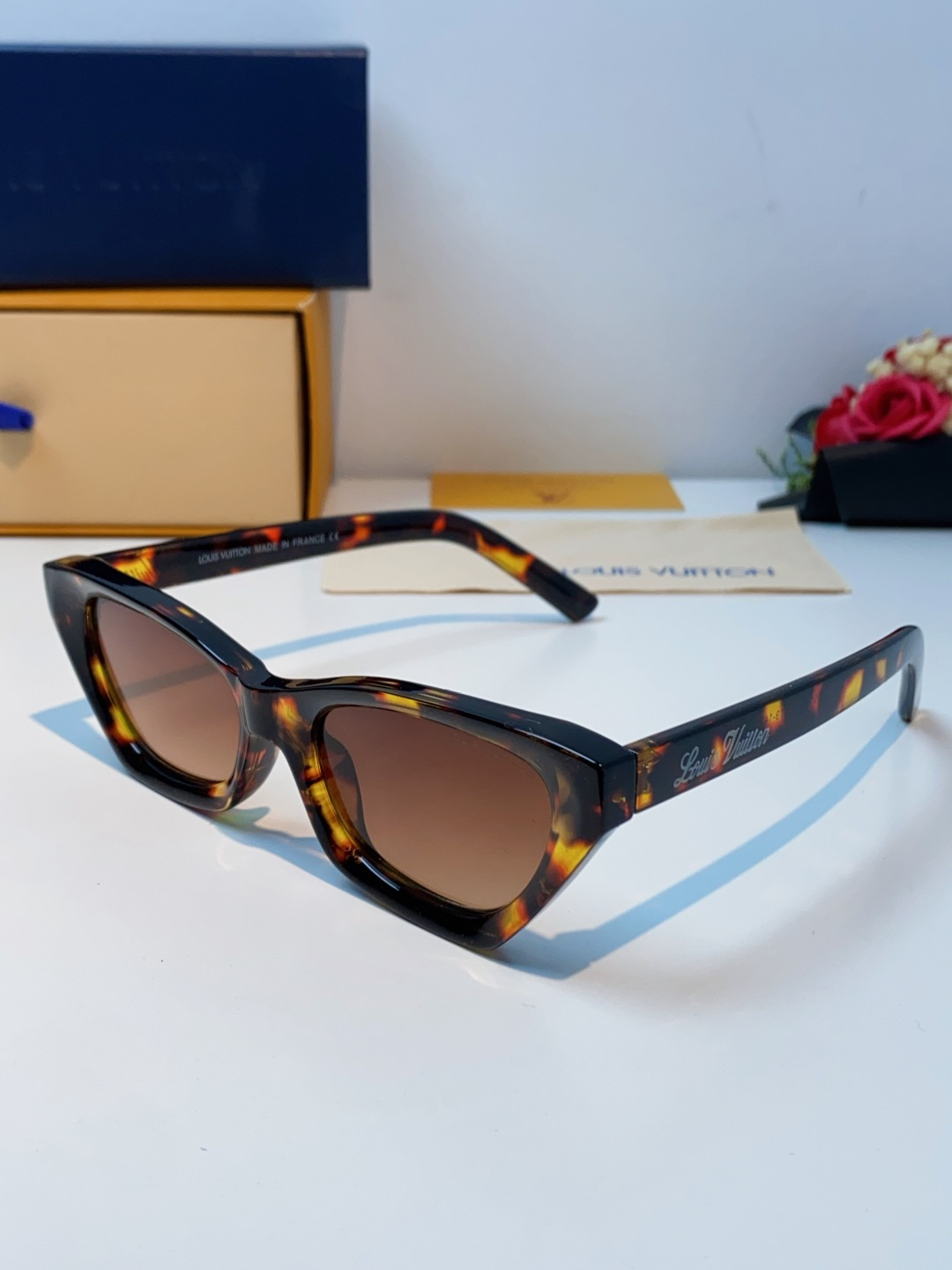 LouisVuitton路易威登 2025新款Lv太阳镜女猫眼前卫时尚修饰脸型女士防紫外线墨镜
