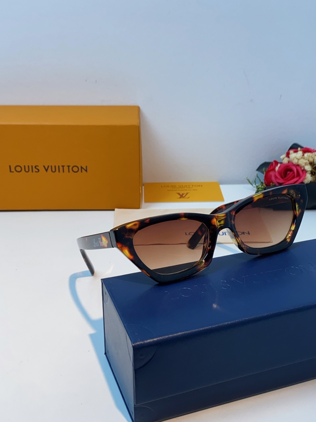 LouisVuitton路易威登 2025新款Lv太阳镜女猫眼前卫时尚修饰脸型女士防紫外线墨镜