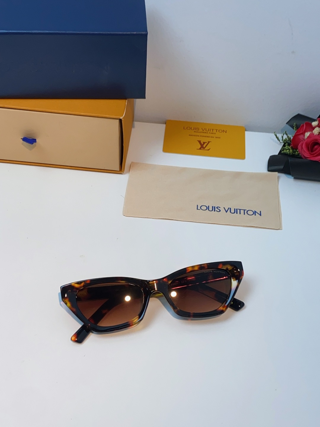 LouisVuitton路易威登 2025新款Lv太阳镜女猫眼前卫时尚修饰脸型女士防紫外线墨镜