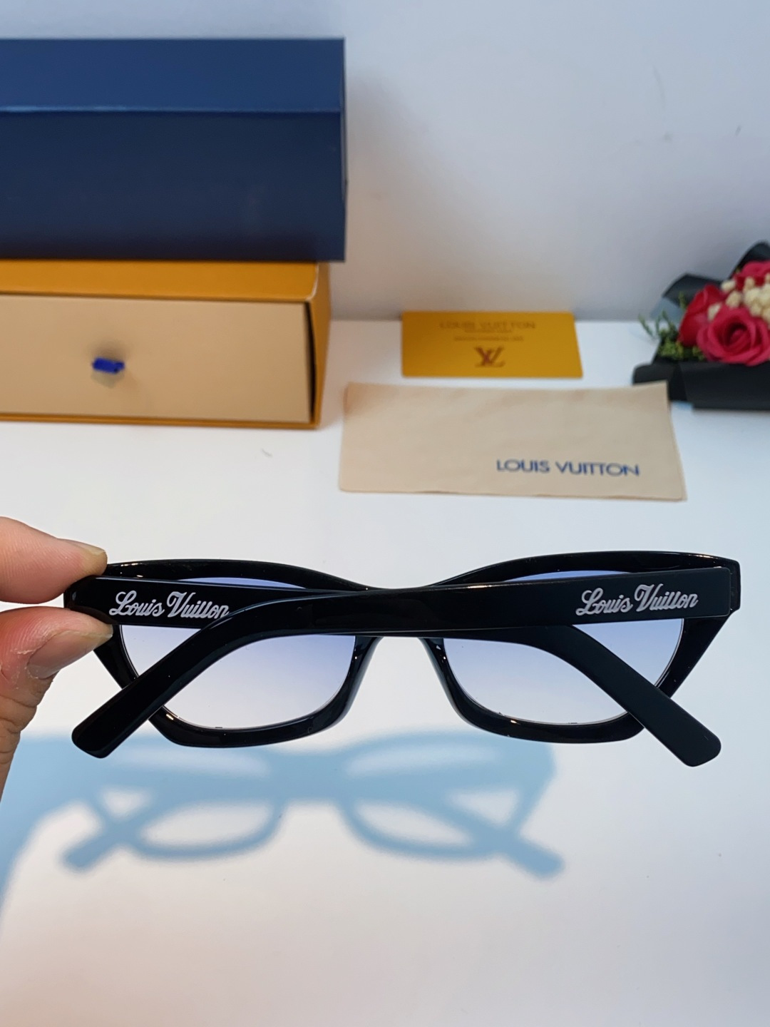 LouisVuitton路易威登 2025新款Lv太阳镜女猫眼前卫时尚修饰脸型女士防紫外线墨镜