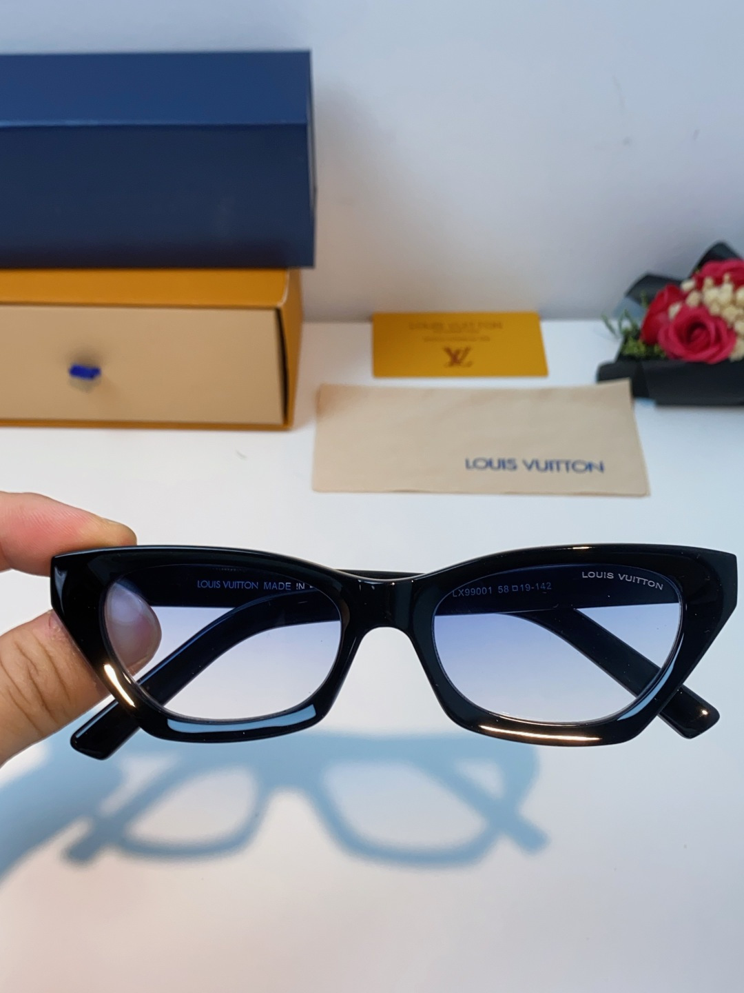 LouisVuitton路易威登 2025新款Lv太阳镜女猫眼前卫时尚修饰脸型女士防紫外线墨镜