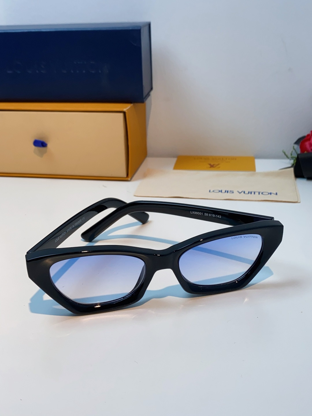 LouisVuitton路易威登 2025新款Lv太阳镜女猫眼前卫时尚修饰脸型女士防紫外线墨镜