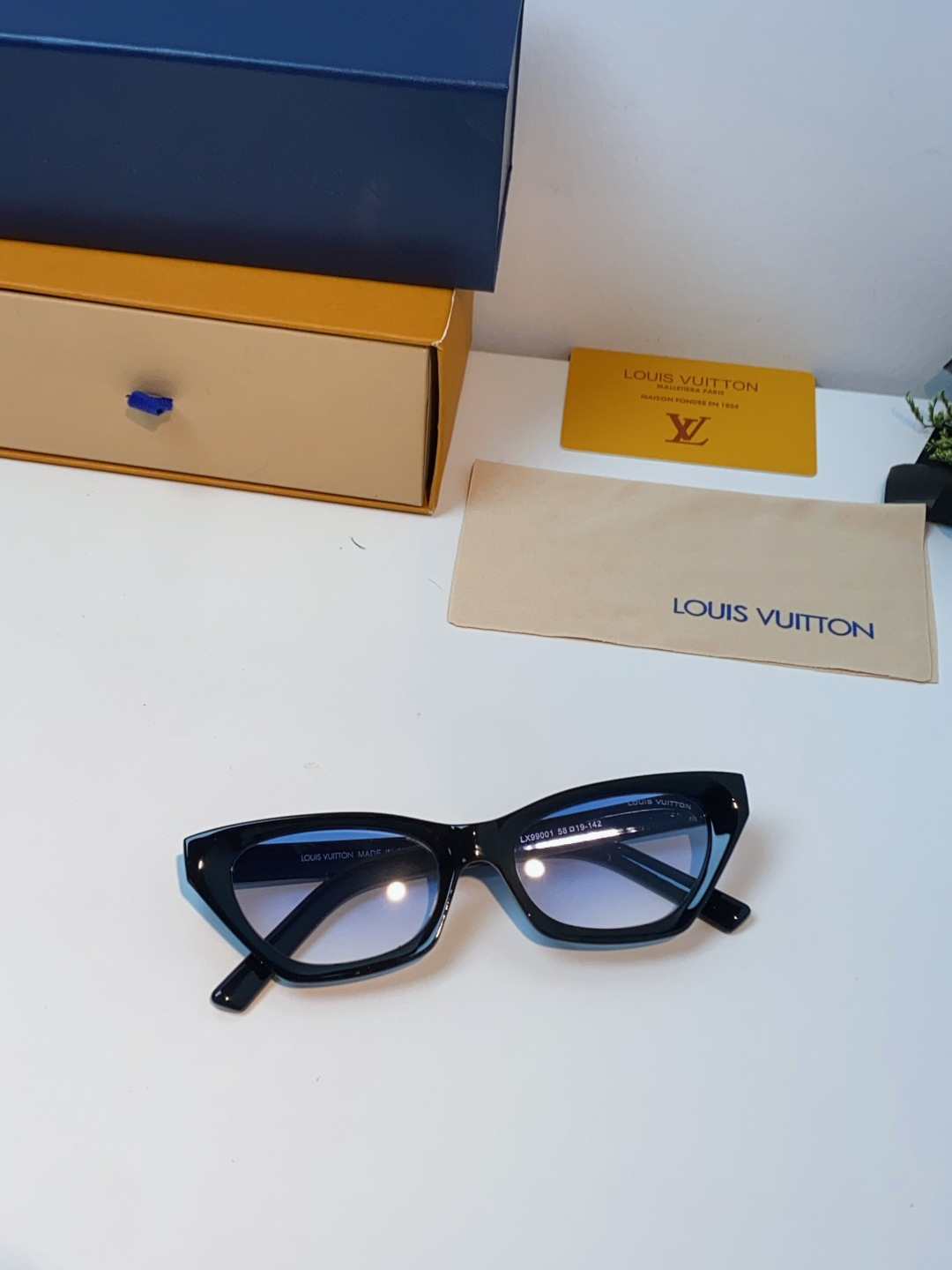 LouisVuitton路易威登 2025新款Lv太阳镜女猫眼前卫时尚修饰脸型女士防紫外线墨镜