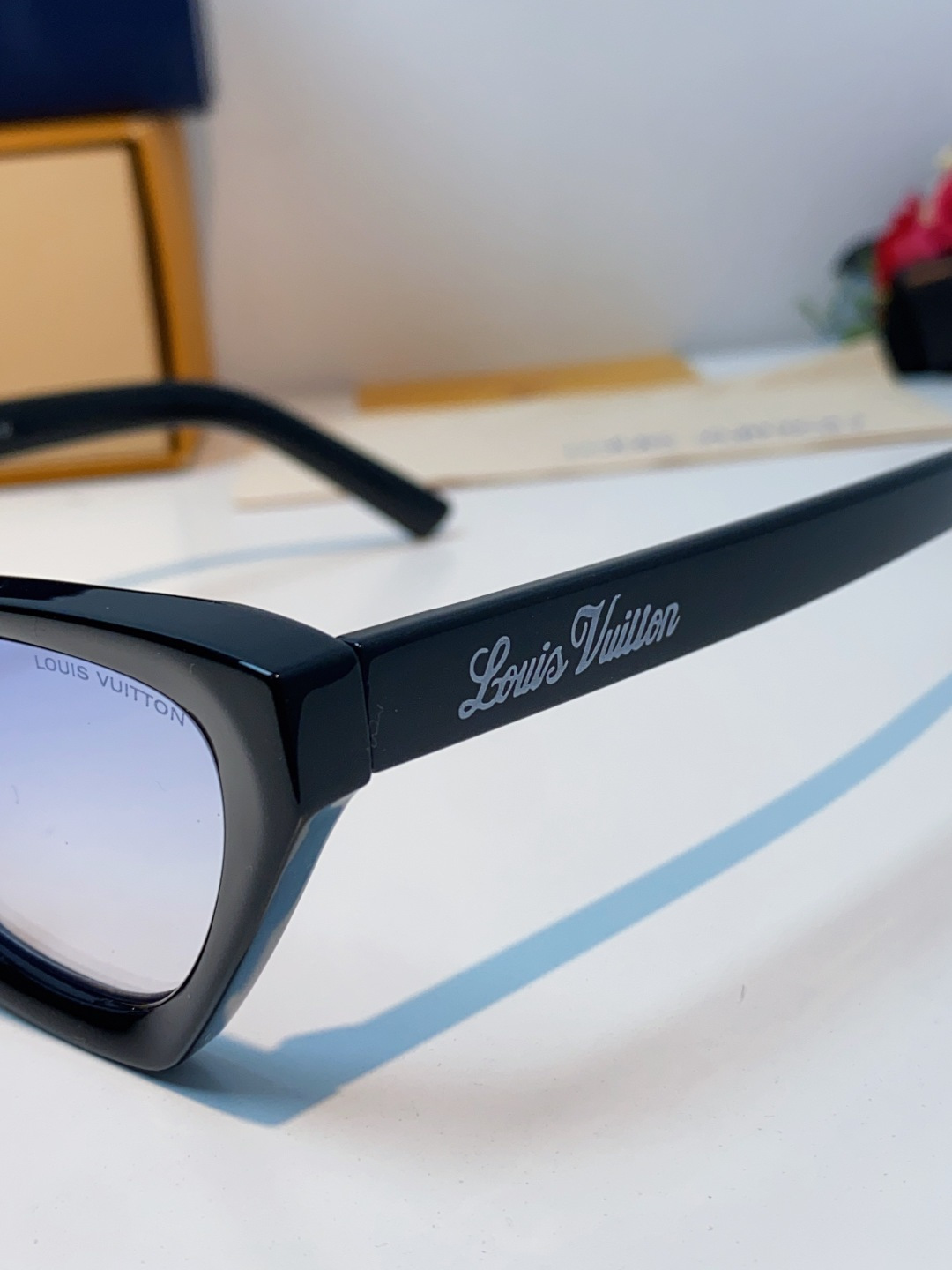 LouisVuitton路易威登 2025新款Lv太阳镜女猫眼前卫时尚修饰脸型女士防紫外线墨镜