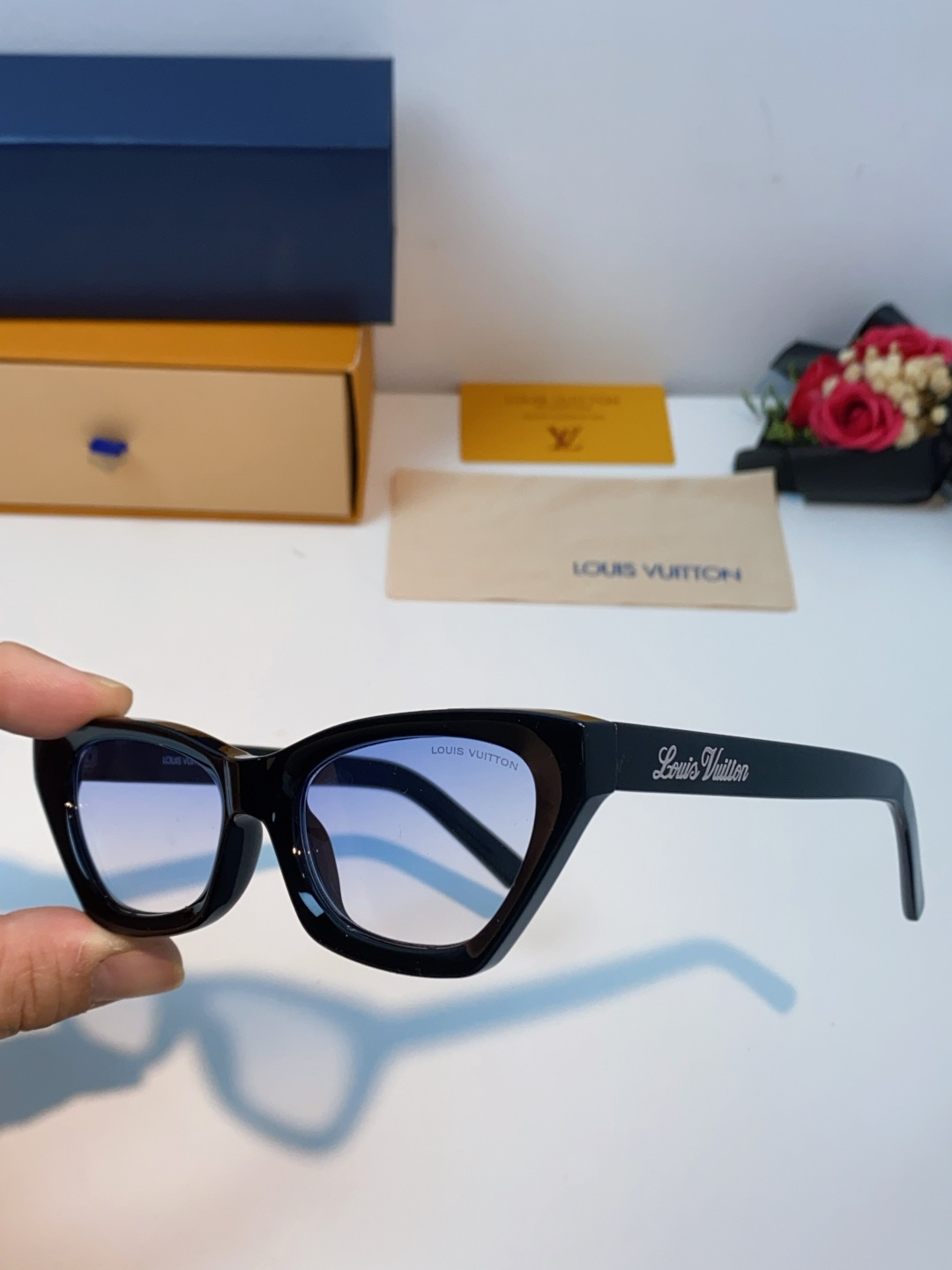 LouisVuitton路易威登 2025新款Lv太阳镜女猫眼前卫时尚修饰脸型女士防紫外线墨镜