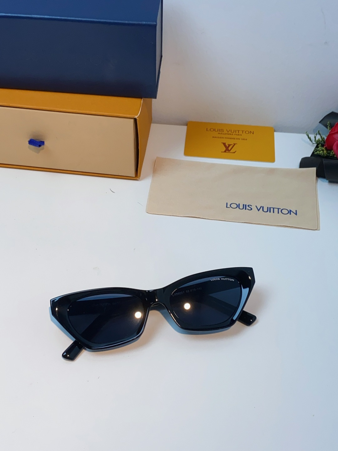 LouisVuitton路易威登 2025新款Lv太阳镜女猫眼前卫时尚修饰脸型女士防紫外线墨镜