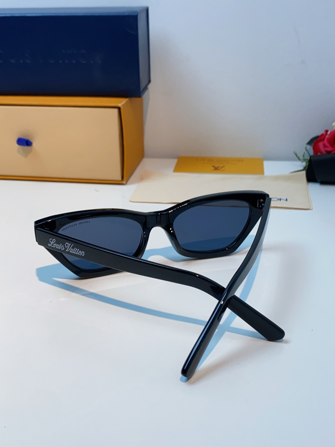 LouisVuitton路易威登 2025新款Lv太阳镜女猫眼前卫时尚修饰脸型女士防紫外线墨镜