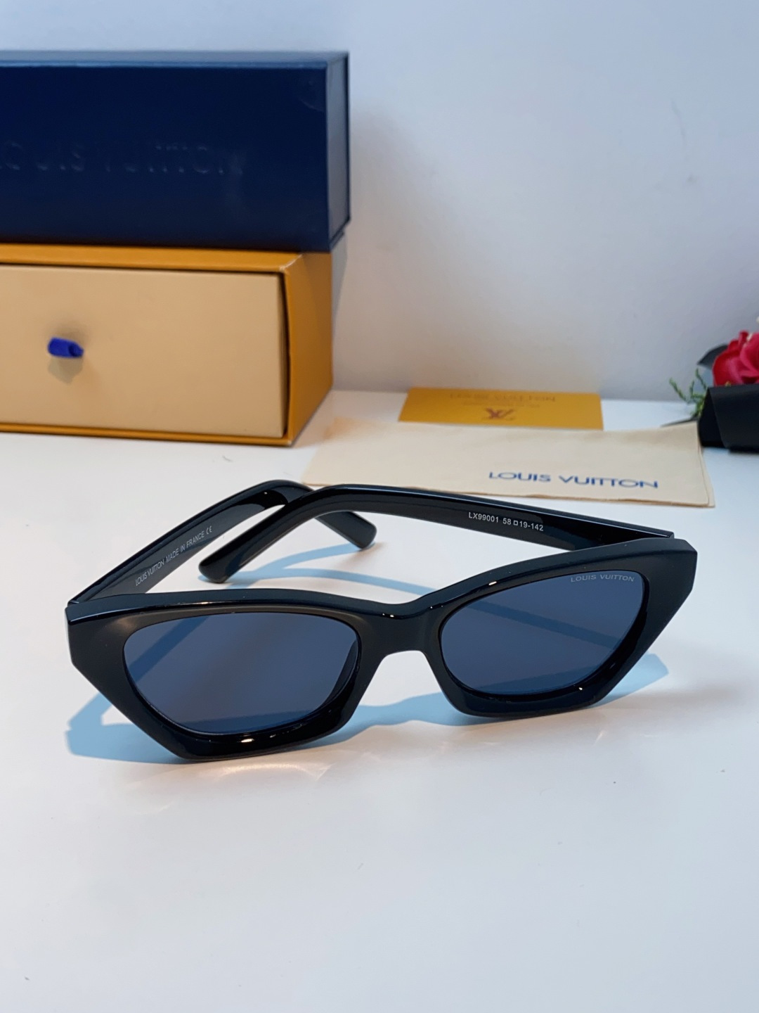 LouisVuitton路易威登 2025新款Lv太阳镜女猫眼前卫时尚修饰脸型女士防紫外线墨镜