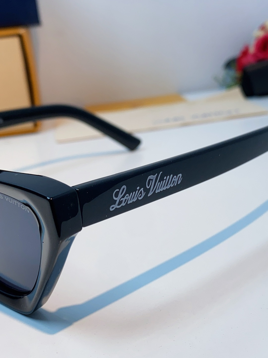 LouisVuitton路易威登 2025新款Lv太阳镜女猫眼前卫时尚修饰脸型女士防紫外线墨镜