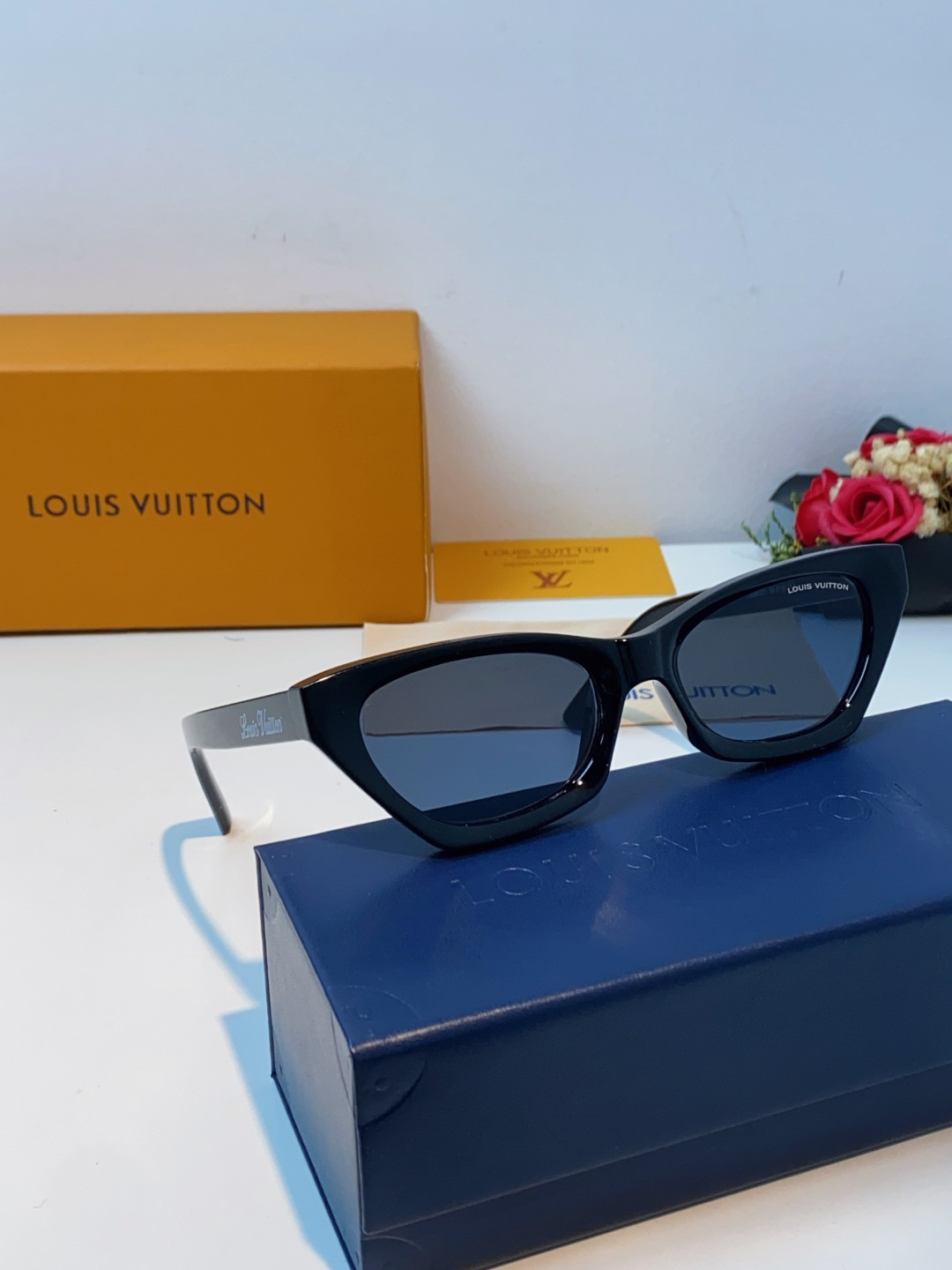 LouisVuitton路易威登 2025新款Lv太阳镜女猫眼前卫时尚修饰脸型女士防紫外线墨镜