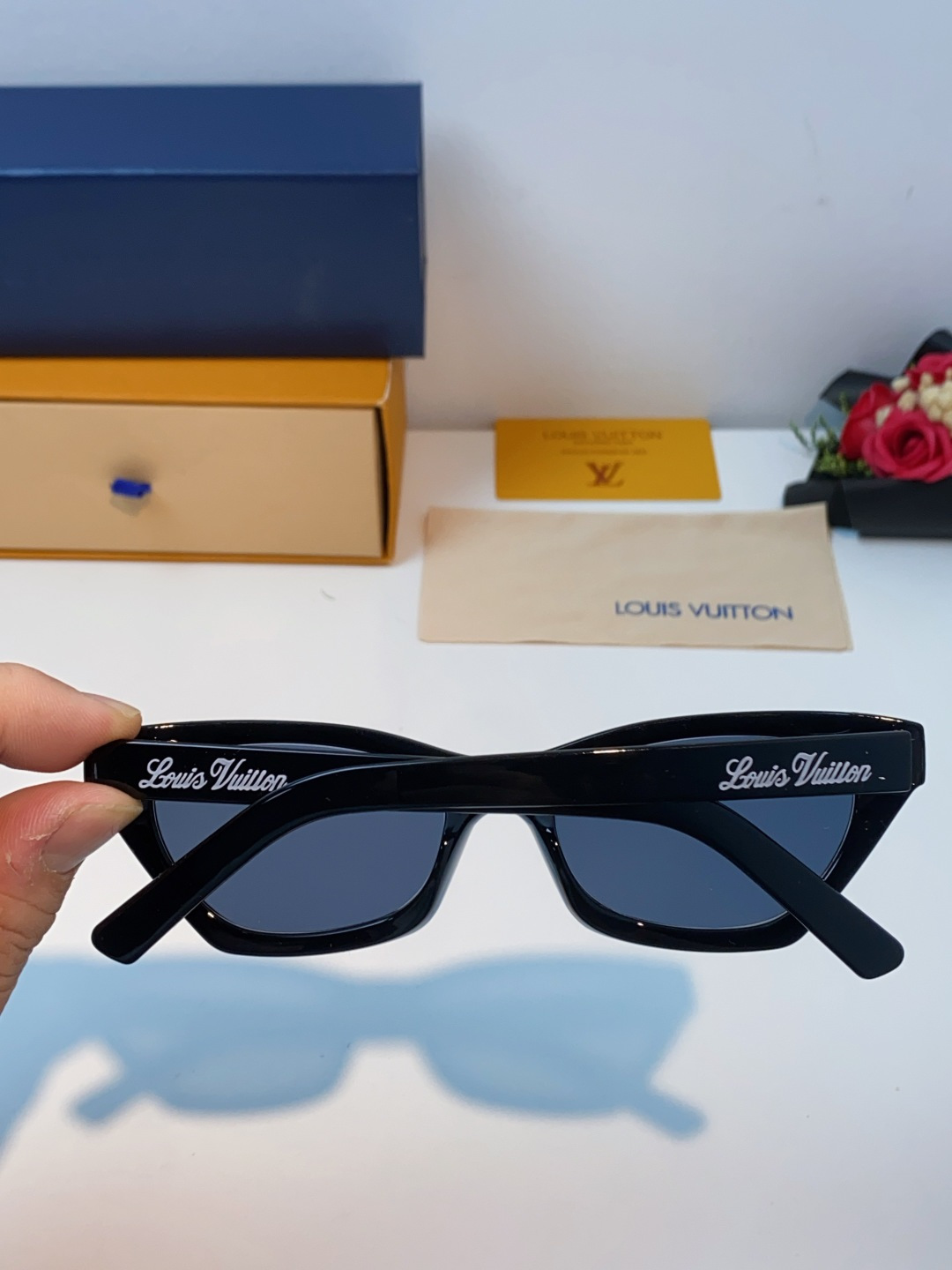 LouisVuitton路易威登 2025新款Lv太阳镜女猫眼前卫时尚修饰脸型女士防紫外线墨镜