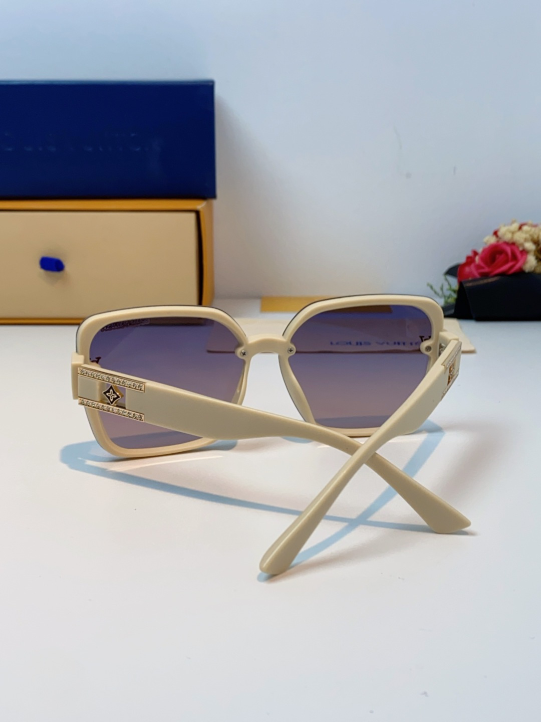 LouisVuitton路易威登 2025新款眼镜偏光镜女士时尚阳镜印花腿墨镜