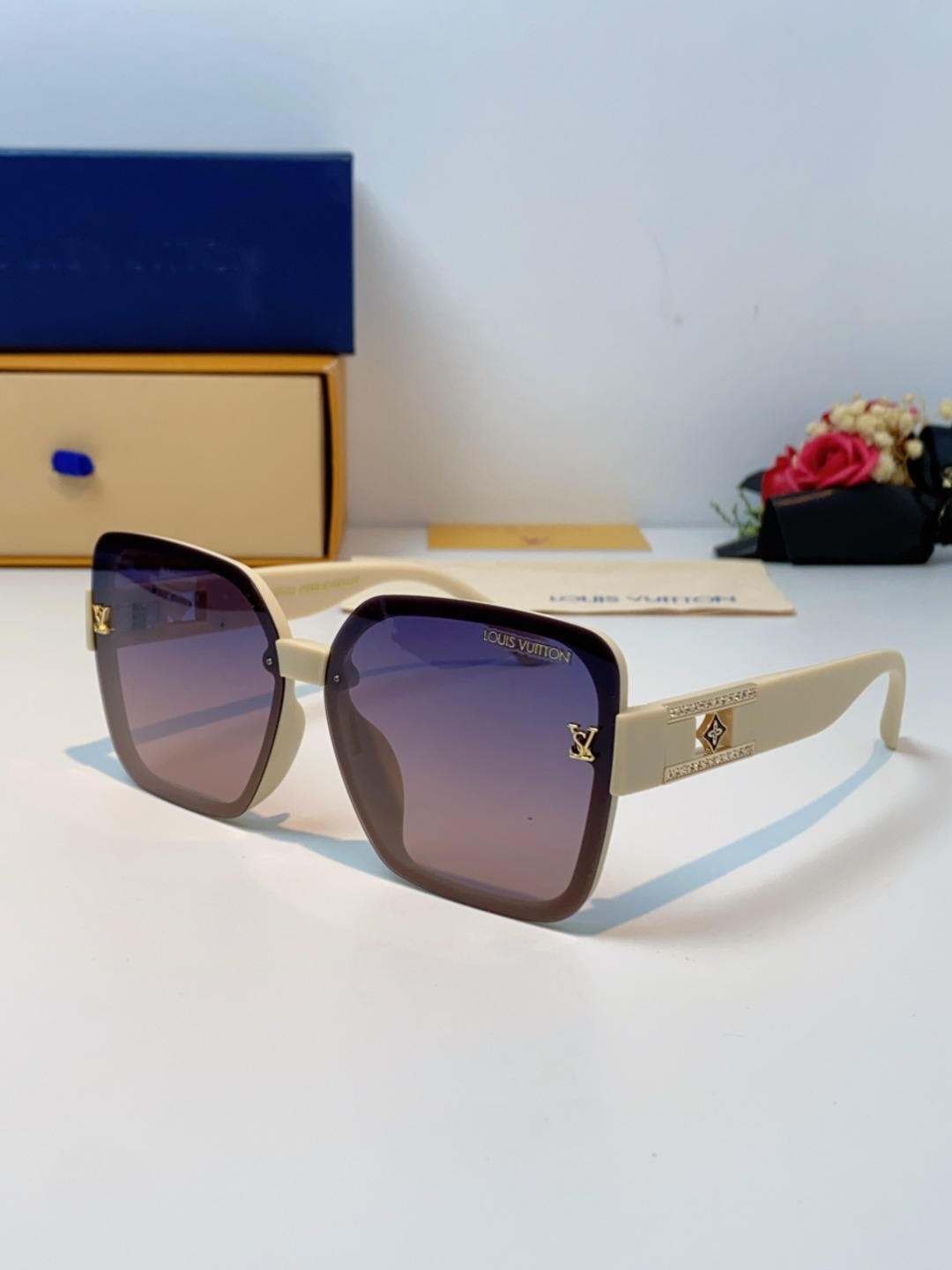 LouisVuitton路易威登 2025新款眼镜偏光镜女士时尚阳镜印花腿墨镜