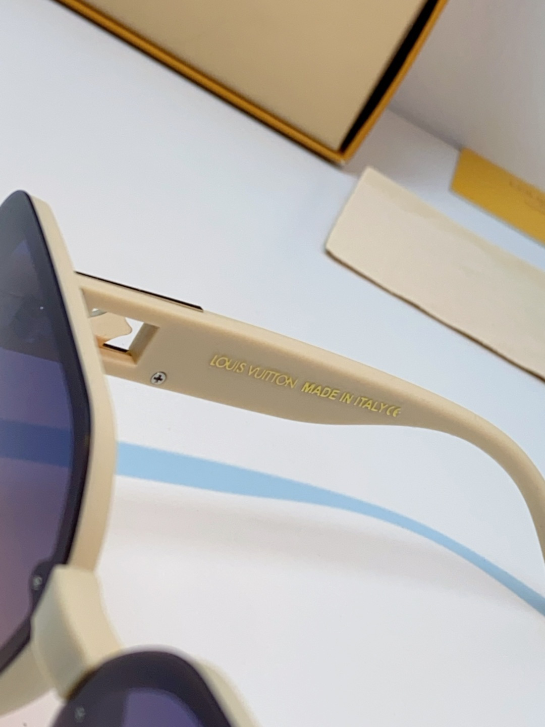 LouisVuitton路易威登 2025新款眼镜偏光镜女士时尚阳镜印花腿墨镜